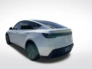 Serie de lanzamiento del Tesla Model Y 2026 AWD Long Range, un vehículo eléctrico sofisticado diseñado para el rendimiento y la eficiencia. Este modelo AWD ofrece una capacidad excepcional con un estimado EPA de 130 MPGe en la ciudad y 115 MPGe en carrete
