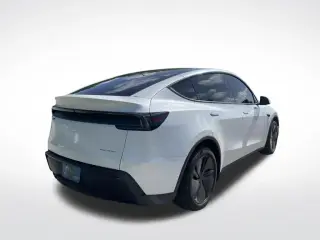 Serie de lanzamiento del Tesla Model Y 2026 AWD Long Range, un vehículo eléctrico sofisticado diseñado para el rendimiento y la eficiencia. Este modelo AWD ofrece una capacidad excepcional con un estimado EPA de 130 MPGe en la ciudad y 115 MPGe en carrete