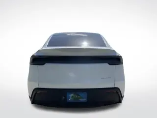 Serie de lanzamiento del Tesla Model Y 2026 AWD Long Range, un vehículo eléctrico sofisticado diseñado para el rendimiento y la eficiencia. Este modelo AWD ofrece una capacidad excepcional con un estimado EPA de 130 MPGe en la ciudad y 115 MPGe en carrete