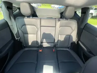 Serie de lanzamiento del Tesla Model Y 2026 AWD Long Range, un vehículo eléctrico sofisticado diseñado para el rendimiento y la eficiencia. Este modelo AWD ofrece una capacidad excepcional con un estimado EPA de 130 MPGe en la ciudad y 115 MPGe en carrete