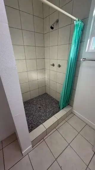 COMPTON- CASA DE 3 RECS.
