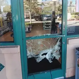 🚨 BROKEN STOREFRONT GLASS? WE’RE READY TO HELP!
