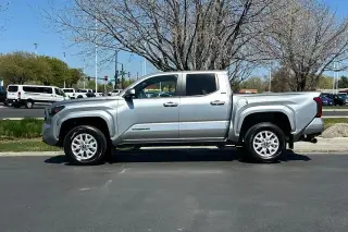 Toyota Tacoma 2024 4x4 SR5 4dr Double Cab 5.0 ft SB