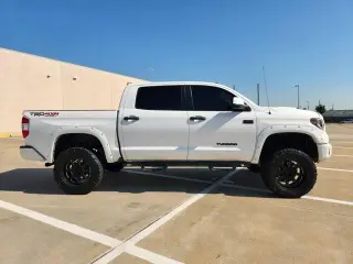 Toyota Tundra 2019 4x4 SR5 4dr CrewMax Cab Pickup SB (5.7L V8)