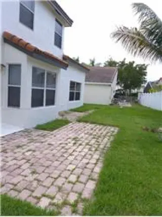 Propiedad de alquiler con 4 dormitorios y 3 baños en Pembroke Pines