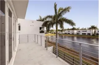 Propiedad de alquiler con 5 dormitorios y 5.5 baños en DORAL