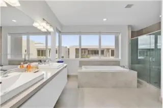 Propiedad de alquiler con 5 dormitorios y 5.5 baños en DORAL