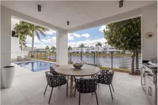 Propiedad de alquiler con 5 dormitorios y 5.5 baños en DORAL