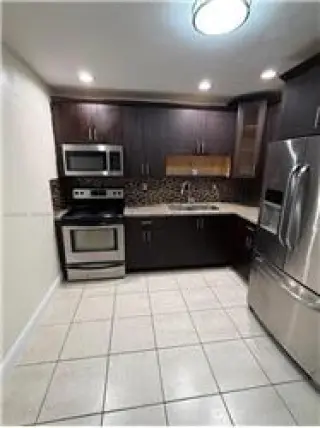 Propiedad de alquiler con 3 dormitorios y 2 baños en MIAMI