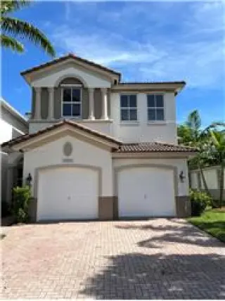 Propiedad en alquiler con 4 dormitorios y 2.5 baños en Doral