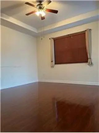 Propiedad en alquiler con 4 dormitorios y 2.5 baños en Doral
