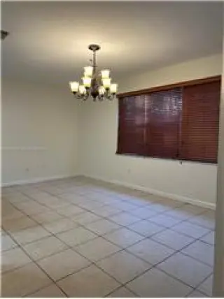 Propiedad en alquiler con 4 dormitorios y 2.5 baños en Doral