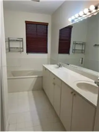Propiedad en alquiler con 4 dormitorios y 2.5 baños en Doral