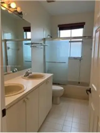 Propiedad en alquiler con 4 dormitorios y 2.5 baños en Doral