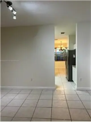 Propiedad en alquiler con 4 dormitorios y 2.5 baños en Doral