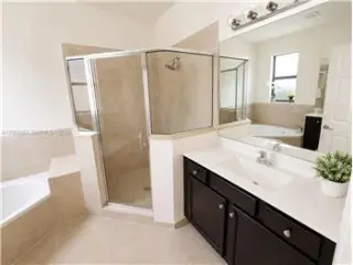 Propiedad en alquiler con 5 dormitorios y 4.5 baños en Hialeah