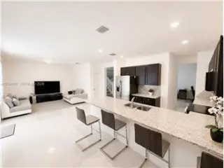Propiedad en alquiler con 5 dormitorios y 4.5 baños en Hialeah