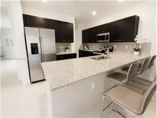 Propiedad en alquiler con 5 dormitorios y 4.5 baños en Hialeah