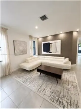 Propiedad en alquiler con 4 habitaciones y 3.5 baños en Hialeah