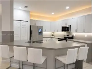 Propiedad en alquiler con 4 habitaciones y 3.5 baños en Hialeah
