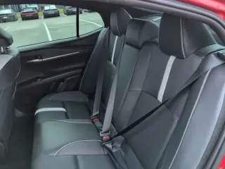 Toyota Camry 2025 SE sedán 4 puertas