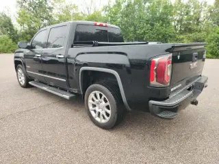 GMC Sierra 1500 2018 4x4 Denali 4dr Crew Cab 5.8 ft. SB