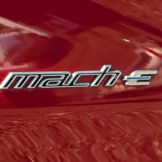 Ford Mustang Mach-E 2023 Select SUV de 4 puertas