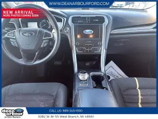 Sedán de 4 puertas Ford Fusion SE 2020