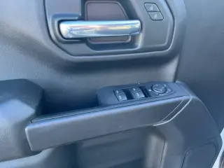 Chevrolet Silverado 1500 2023 4x4 Custom Trail Boss 4 puertas Cabina Tripulante 5.8 pies Caja Corta