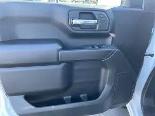 Chevrolet Silverado 1500 2023 4x4 Custom Trail Boss 4 puertas Cabina Tripulante 5.8 pies Caja Corta