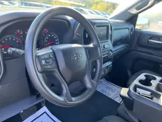 Chevrolet Silverado 1500 2023 4x4 Custom Trail Boss 4 puertas Cabina Tripulante 5.8 pies Caja Corta
