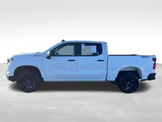 Chevrolet Silverado 1500 2023 4x4 Custom Trail Boss 4 puertas Cabina Tripulante 5.8 pies Caja Corta