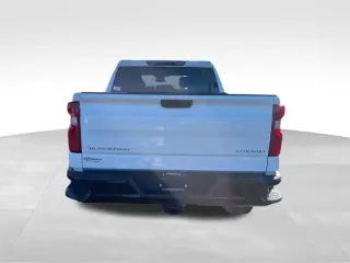 Chevrolet Silverado 1500 2023 4x4 Custom Trail Boss 4 puertas Cabina Tripulante 5.8 pies Caja Corta