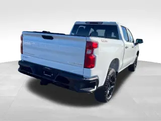 Chevrolet Silverado 1500 2023 4x4 Custom Trail Boss 4 puertas Cabina Tripulante 5.8 pies Caja Corta