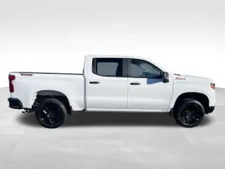 Chevrolet Silverado 1500 2023 4x4 Custom Trail Boss 4 puertas Cabina Tripulante 5.8 pies Caja Corta