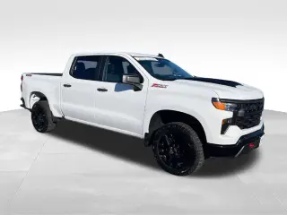 Chevrolet Silverado 1500 2023 4x4 Custom Trail Boss 4 puertas Cabina Tripulante 5.8 pies Caja Corta