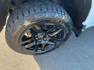 Chevrolet Silverado 1500 2023 4x4 Custom Trail Boss 4 puertas Cabina Tripulante 5.8 pies Caja Corta