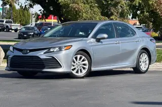 Toyota Camry 2023 Sedán LE de 4 puertas