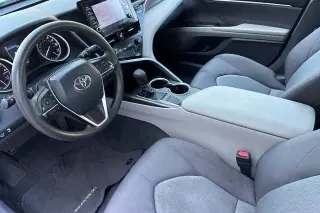 Toyota Camry 2023 Sedán LE de 4 puertas
