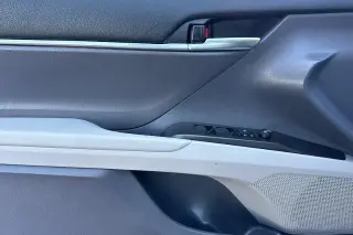 Toyota Camry 2023 Sedán LE de 4 puertas