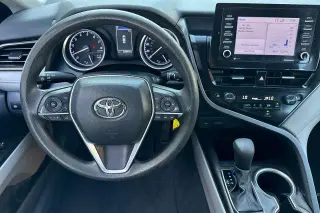 Toyota Camry 2023 Sedán LE de 4 puertas