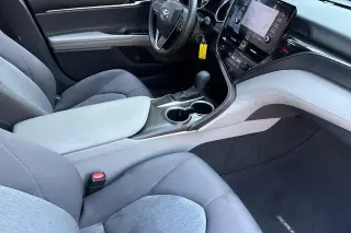 Toyota Camry 2023 Sedán LE de 4 puertas