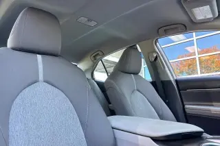 Toyota Camry 2023 Sedán LE de 4 puertas