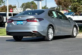 Toyota Camry 2023 Sedán LE de 4 puertas