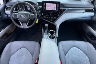 Toyota Camry 2023 Sedán LE de 4 puertas