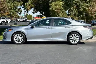 Toyota Camry 2023 Sedán LE de 4 puertas
