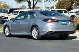 Toyota Camry 2023 Sedán LE de 4 puertas