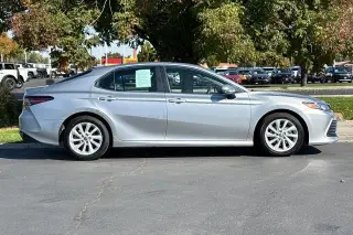 Toyota Camry 2023 Sedán LE de 4 puertas