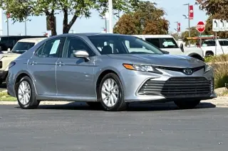 Toyota Camry 2023 Sedán LE de 4 puertas