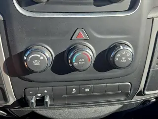 Camioneta Pickup Ram 1500 2013 4x2 Tradesman de 2 puertas, cabina regular y caja larga de 8 pies